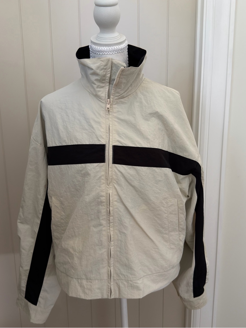 Lioness Essential Windbreaker - Picture 6 of 9